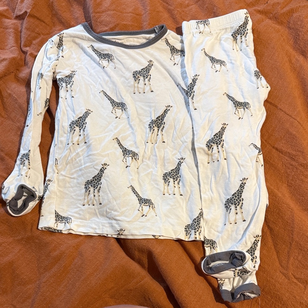 Kyte BABY White Giraffe Print Pajama Set with Gray Trim